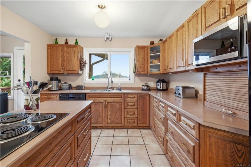 833 Alvarado Terr, Saanich, BC 