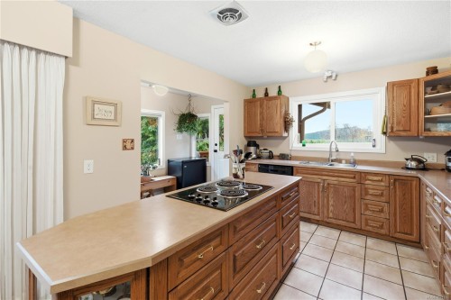 833 Alvarado Terr, Saanich, BC 