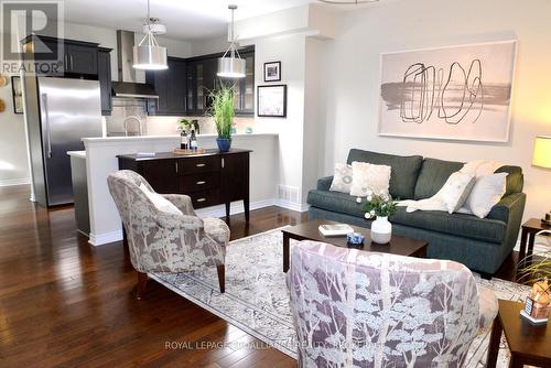 300 Wellington Street, Kingston (East Of Sir John A. Blvd), ON - Indoor Photo Showing Living Room