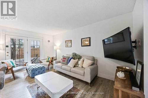 22 Porterfield Crescent, Markham, ON - Indoor Photo Showing Living Room