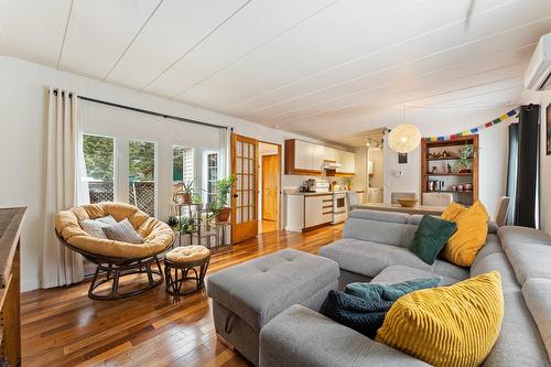 Living room - 10 Ch. Grenier, Sutton, QC - Indoor Photo Showing Living Room
