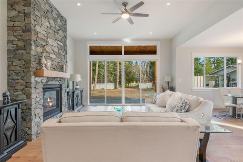 858 Wembley Rd, Parksville, BC 