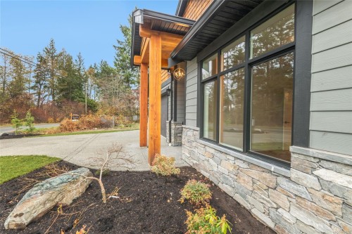 858 Wembley Rd, Parksville, BC 