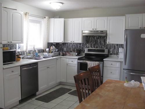 5605 Willow Drive, Vernon, BC - Indoor Photo Showing Kitchen With Double Sink