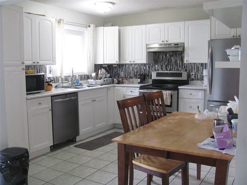 5605 Willow Drive, Vernon, BC - Indoor Photo Showing Kitchen