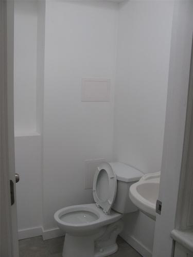 5605 Willow Drive, Vernon, BC - Indoor Photo Showing Bathroom