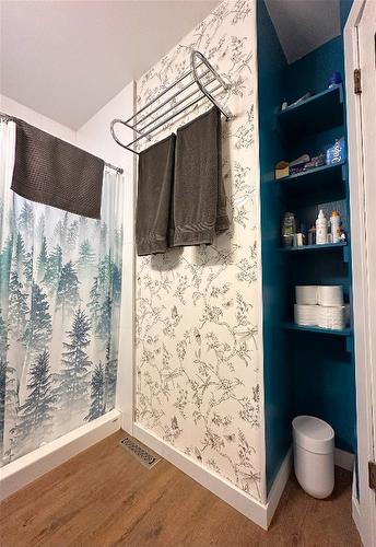 520 Cummings Road, Kimberley, BC - Indoor Photo Showing Other Room