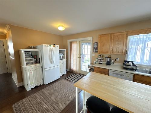 2313 Clapperton Avenue, Merritt, BC - Indoor Photo Showing Kitchen