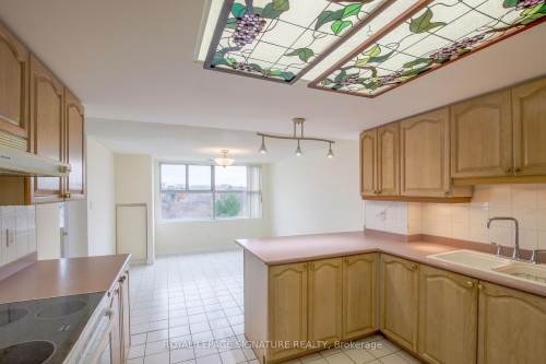 402-18 Concorde Place, Toronto, ON - Indoor Photo Showing Kitchen