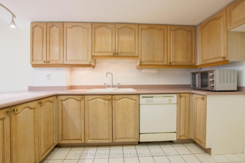 402-18 Concorde Place, Toronto, ON - Indoor Photo Showing Kitchen