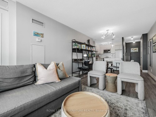 1817-185 Legion Road N, Toronto, ON - Indoor Photo Showing Living Room