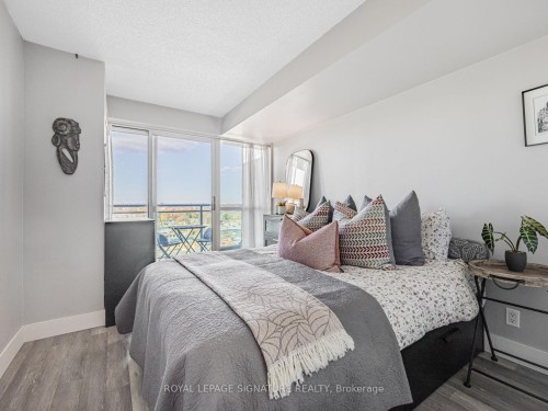 1817-185 Legion Road N, Toronto, ON - Indoor Photo Showing Bedroom