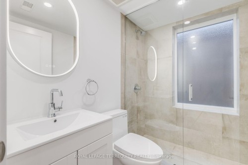 2-94 Earlscourt Avenue, Toronto, ON - Indoor Photo Showing Bathroom