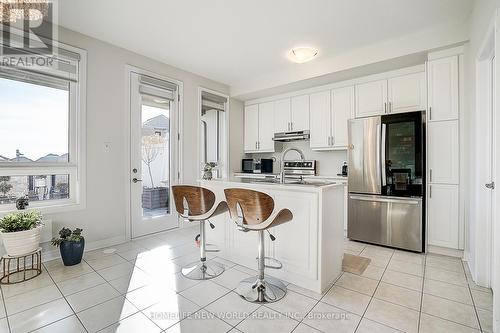195 Mumbai Drive, Markham, ON - Indoor Photo Showing Kitchen