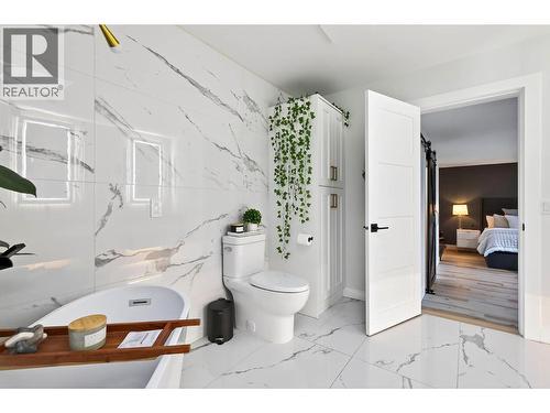 1095 Laurel Place, Kamloops, BC - Indoor Photo Showing Bathroom