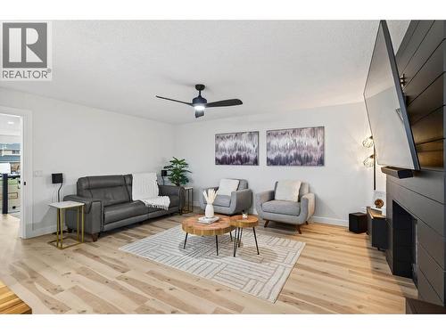1095 Laurel Place, Kamloops, BC - Indoor Photo Showing Living Room