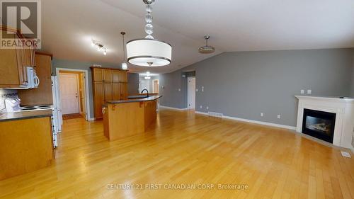50 - 620 Thistlewood Drive, London North (North C), ON - Indoor With Fireplace