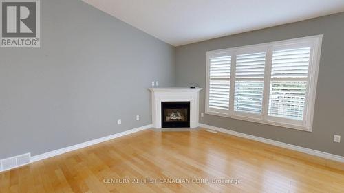 50 - 620 Thistlewood Drive, London North (North C), ON - Indoor Photo Showing Living Room With Fireplace