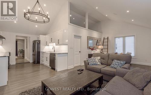 36 Normandy Boulevard, Halton Hills, ON - Indoor Photo Showing Living Room