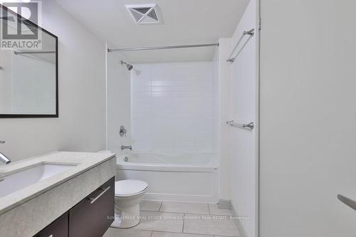 705 - 126 Simcoe Street, Toronto, ON - Indoor Photo Showing Bathroom
