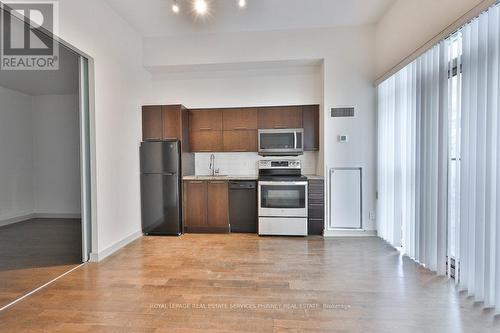 705 - 126 Simcoe Street, Toronto, ON - Indoor Photo Showing Kitchen