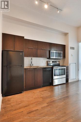 705 - 126 Simcoe Street, Toronto, ON - Indoor Photo Showing Kitchen