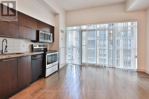 705 - 126 Simcoe Street, Toronto, ON - Indoor Photo Showing Kitchen