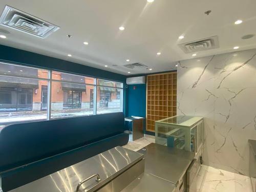 Commerce - 103-855 Boul. Décarie, Montréal (Saint-Laurent), QC 