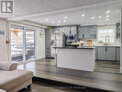39 Endeavour Drive, Cambridge, ON - Indoor Photo Showing Kitchen With Upgraded Kitchen