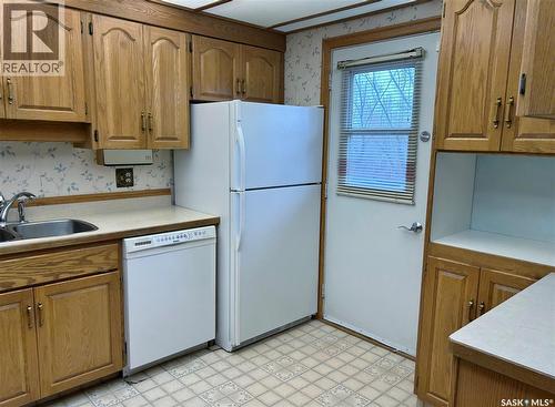 401 Brock Crescent, Saskatoon, SK - Indoor Photo Showing Kitchen