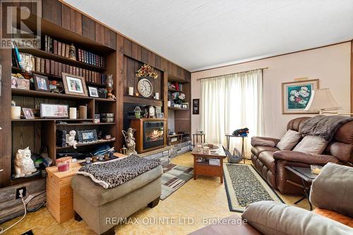 595 Elmbrook Road, Prince Edward County (Sophiasburg Ward), ON - Indoor Photo Showing Living Room With Fireplace