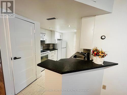 406 - 1001 Bay Street, Toronto (Bay Street Corridor), ON - Indoor Photo Showing Kitchen