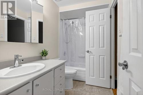 Main bathroom. - 17 Providence Place, Ottawa, ON - Indoor Photo Showing Bathroom