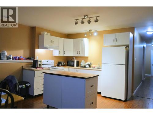 219 100 Avenue, Dawson Creek, BC - Indoor Photo Showing Kitchen
