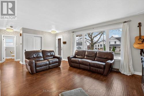 163 St Catharines Street, West Lincoln, ON - Indoor Photo Showing Living Room