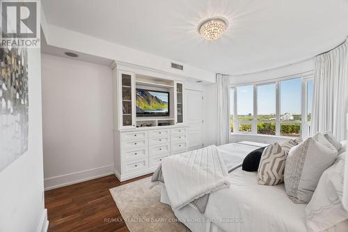 805C - 662 Sheppard Avenue E, Toronto, ON - Indoor Photo Showing Bedroom