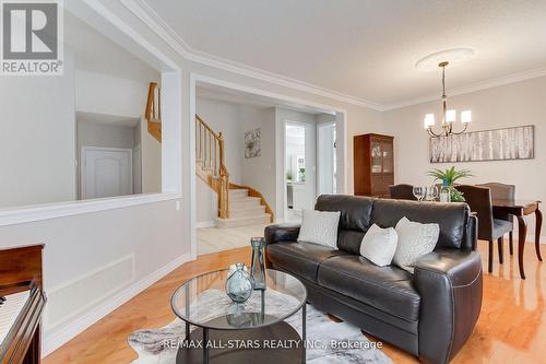 20 James Ratcliff Avenue, Whitchurch-Stouffville, ON - Indoor Photo Showing Living Room