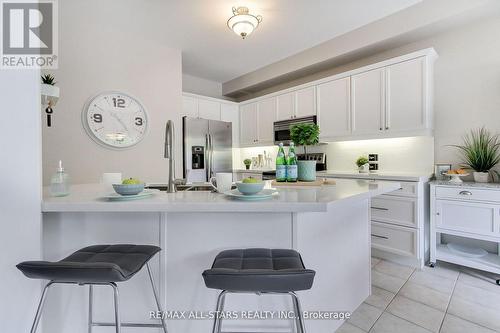 20 James Ratcliff Avenue, Whitchurch-Stouffville, ON - Indoor Photo Showing Kitchen With Upgraded Kitchen