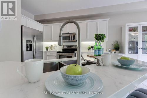 20 James Ratcliff Avenue, Whitchurch-Stouffville, ON - Indoor Photo Showing Kitchen