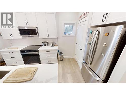 4820 Ridge Road Unit# 1, Radium Hot Springs, BC - Indoor Photo Showing Kitchen