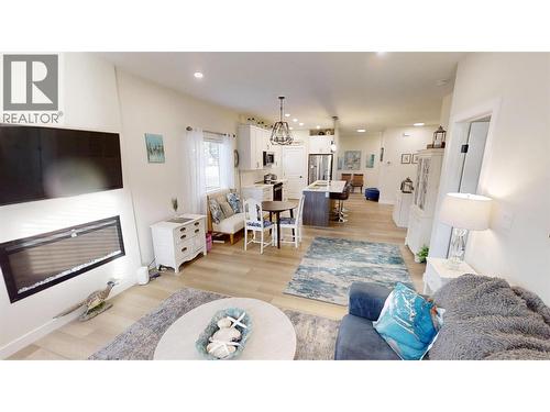 4820 Ridge Road Unit# 1, Radium Hot Springs, BC - Indoor Photo Showing Living Room