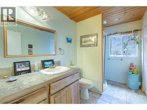 1621 Evans Road, Creston, BC - Indoor Photo Showing Bathroom