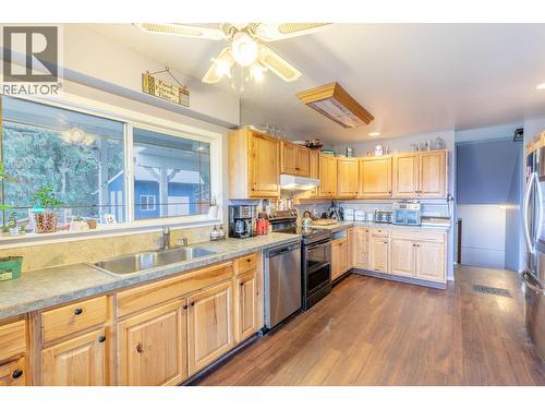 1621 Evans Road, Creston, BC - Indoor Photo Showing Kitchen