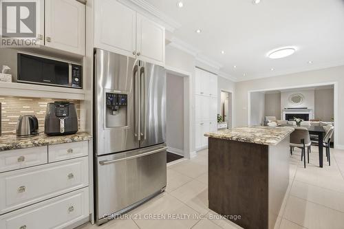 6311 Mulberry Crescent, Mississauga, ON - Indoor Photo Showing Kitchen With Upgraded Kitchen