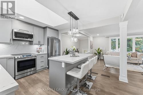 Breakfast Bar - 156 Trayborn Drive, Richmond Hill, ON - Indoor Photo Showing Kitchen With Upgraded Kitchen