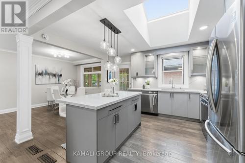 Large Centre Island - 156 Trayborn Drive, Richmond Hill, ON - Indoor Photo Showing Kitchen With Upgraded Kitchen