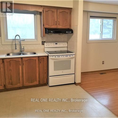 79 Osborne Crescent, Oakville, ON - Indoor Photo Showing Kitchen With Double Sink