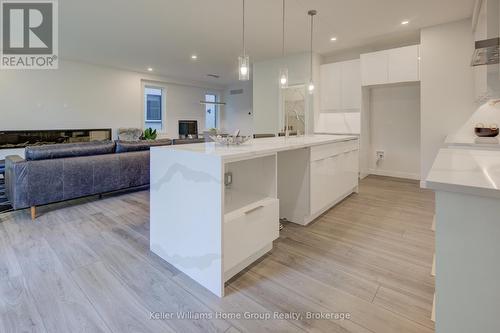16 Nicholas Way, Guelph (Victoria North), ON - Indoor Photo Showing Kitchen