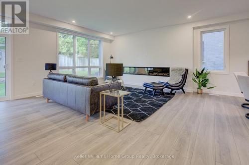 16 Nicholas Way, Guelph (Victoria North), ON - Indoor Photo Showing Living Room