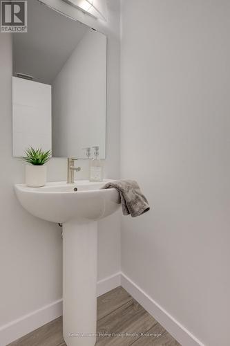 16 Nicholas Way, Guelph (Victoria North), ON - Indoor Photo Showing Bathroom
